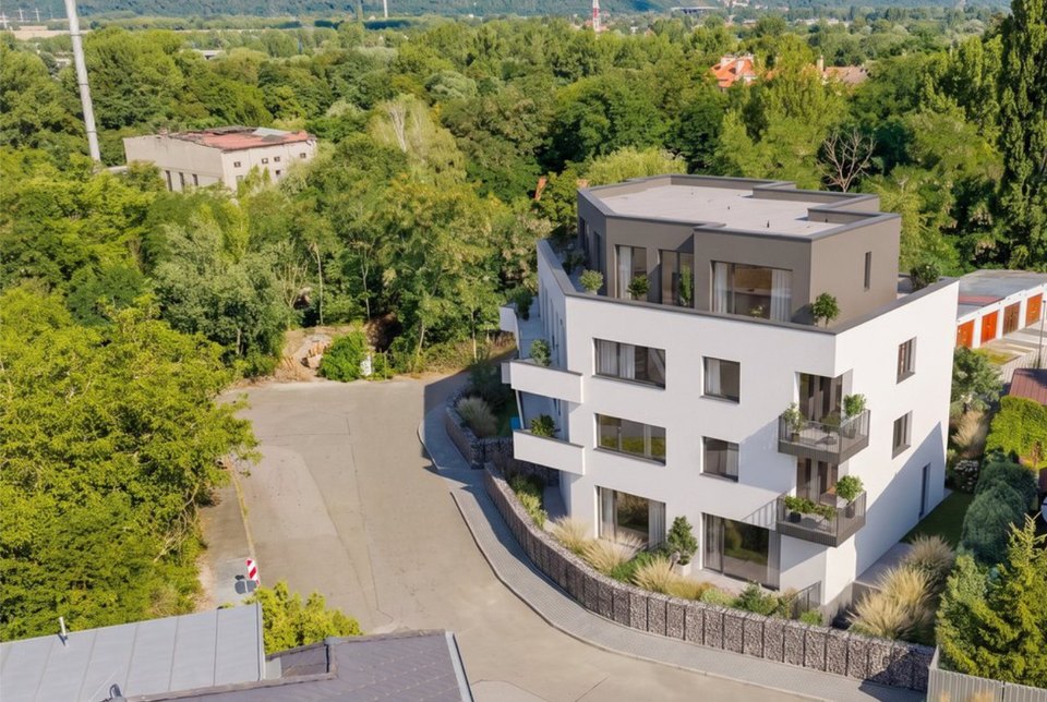 Viladům Okružní v zeleni rezidenční čtvrti s výhledem na okolní zástavbu a lesy